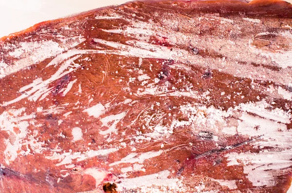 Кусок замороженной говяжьей печени — стоковое фото
