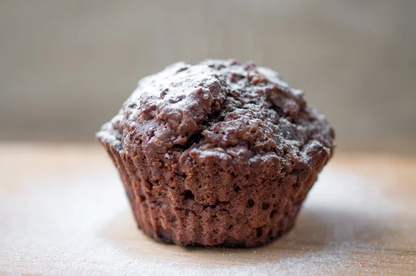 Chocolate muffins sprinkled with powdered sugar — Stock Photo, Image