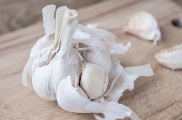 Broken old bulbs of garlic — Stock Photo, Image