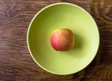 Bir tabakta su damlaları içinde elma