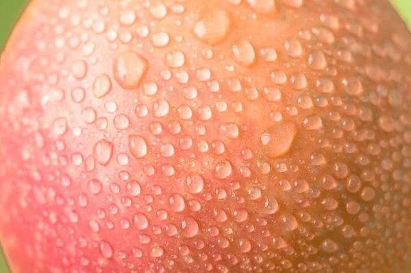 Superfície da maçã em gotas de água — Fotografia de Stock