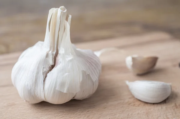 Bulbs of garlic and garlic cloves — Stock Photo, Image