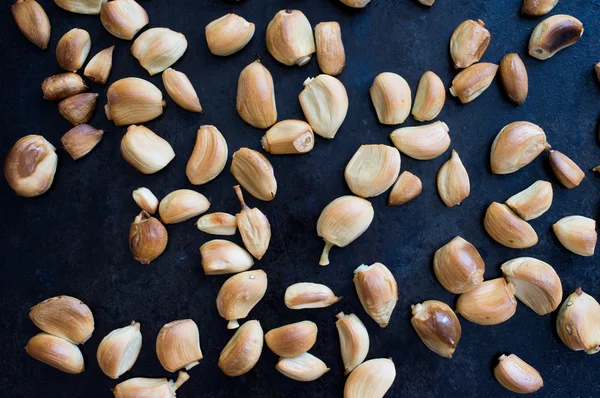 Baked garlic cloves in the oven — Stock Photo, Image