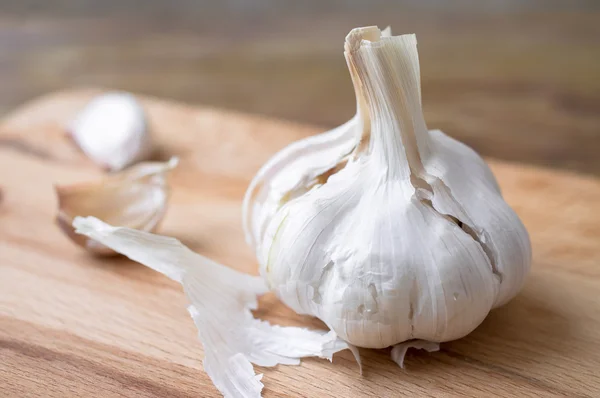 Clove garlic and garlic cloves and peel — Stock Photo, Image