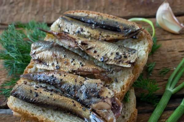 烟熏鲱鱼在烤面包上 — 图库照片