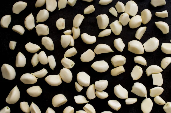 Peeled garlic cloves for a background — Stock Photo, Image