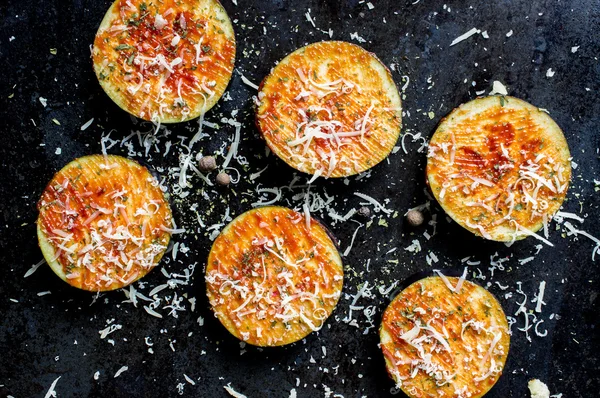 Melanzane di tapas con formaggio su una teglia da forno — Foto Stock