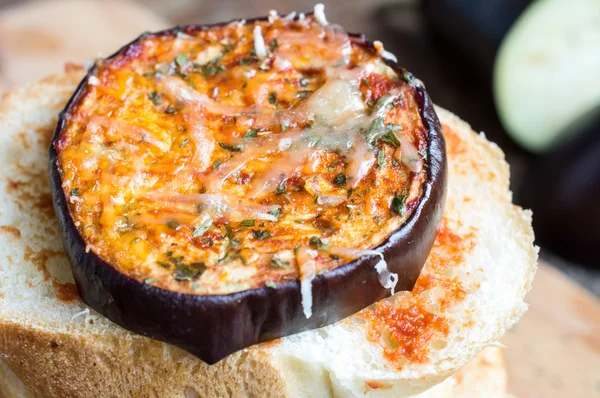 Melanzane alla griglia con ketchup e formaggio — Foto Stock