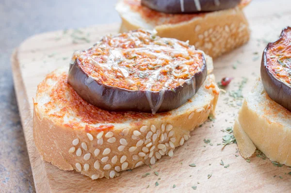 Petiscos de baguete com berinjela e queijo — Fotografia de Stock