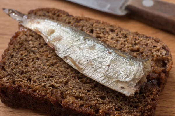 Pão de centeio com sardinha — Fotografia de Stock