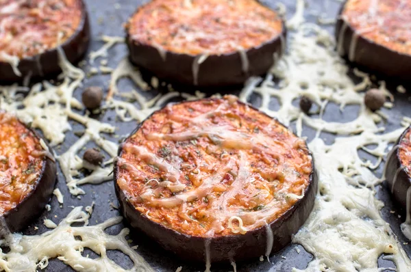 Tapas melanzane al forno con formaggio e pomodoro — Foto Stock