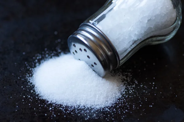 Salt shaker with large and small salt — Stock Photo, Image