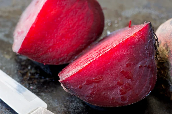 İki dilim pancar bir tavada pişmiş 