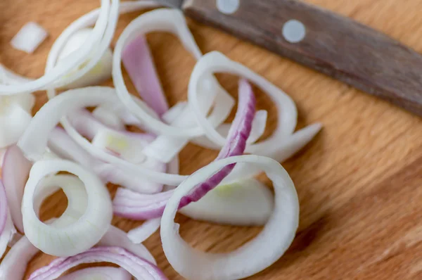 Ringar av röda och vita lök — Stockfoto