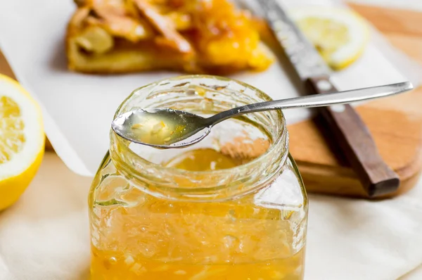 Glasburk citron jam på bordet — Stockfoto