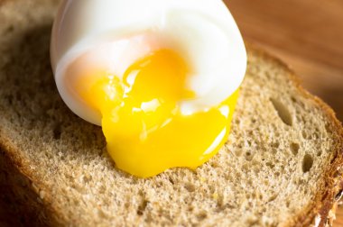 ekmek üzerine haşlanmış yumurta