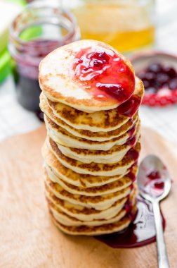 reçelli krep yığını