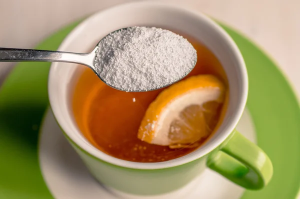 Süßstoff in einer Tasse Tee — Stockfoto