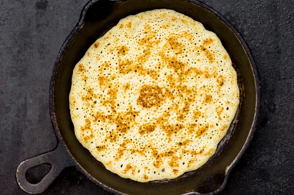 Russian pancake blin in a frying pan — Stock Photo, Image