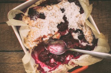 Böğürtlen pasta ile pişirme çanağı