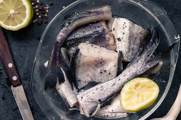 Balık pollock içinde cam parçaları