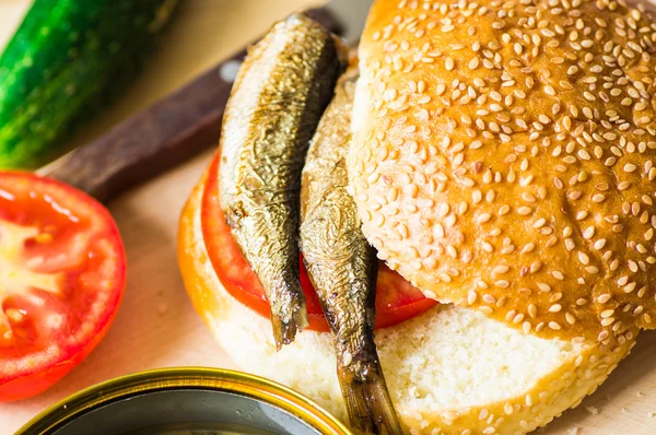 Sandwich con sardinas ahumadas — Foto de Stock