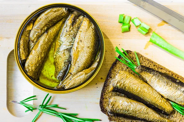 Canned smoked sprats or sardines — Stock fotografie