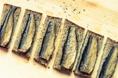 Bir dilim ekmek üzerine sardalye ile snack