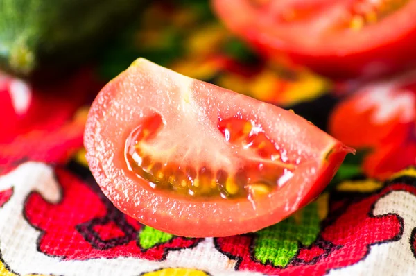 Pokroić pomidory na kolorowy Obrus — Zdjęcie stockowe