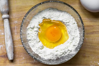 Un hamur görünümünde yukarıdan yumurta