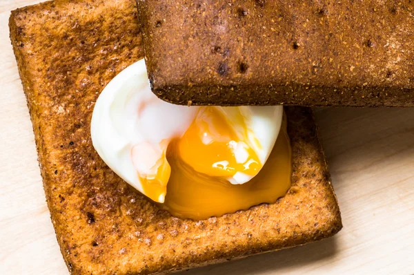 Rafadan yumurta ile ekmek — Stok fotoğraf