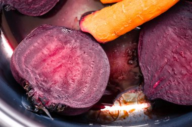 Haşlanmış pancar ve pan içinde havuç