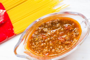 Bolognese sos spagetti yakınındaki bir sos tekne