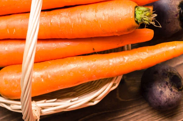 Frische Möhren in einem Weidenkorb von oben — Stockfoto