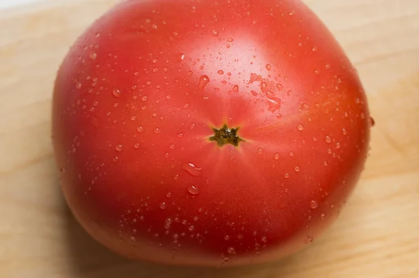 Big pink tomato in the drops of water — Stock Photo, Image