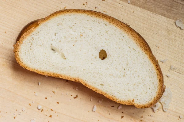 Eine Scheibe Brot auf dem Tisch — Stockfoto
