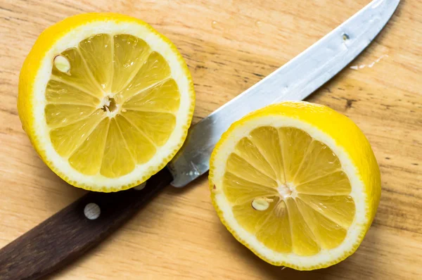 Lemon cut in half — Stock Photo, Image