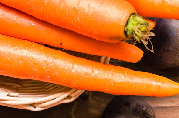 Verse wortelen in een mand weergave van bovenaf — Stockfoto