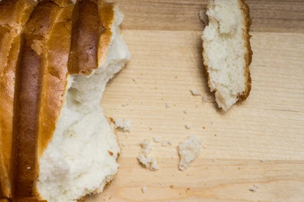 Brechen Sie ein Stück Brot mit Krümeln ab — Stockfoto
