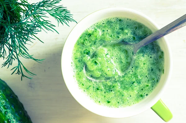 Tazza con cocktail di frullato al cetriolo sul tavolo — Foto Stock