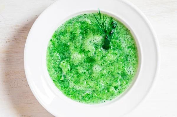 Sopa fría de pepino en el tazón — Foto de Stock