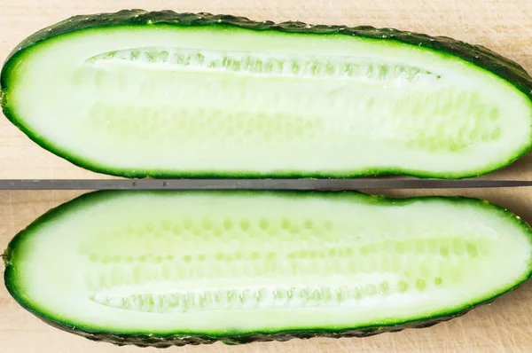 Snijd de komkommer segment langs het mes — Stockfoto