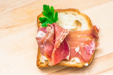 Jambon ve maydanoz ile ekmek