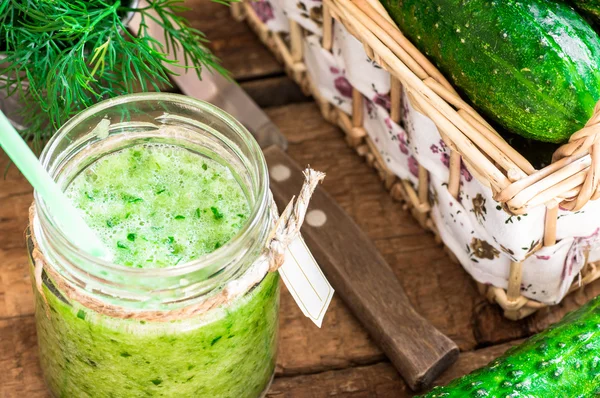 Tabel met een glas van komkommer smoothie — Stockfoto