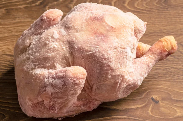 Pollo congelado en la helada — Foto de Stock