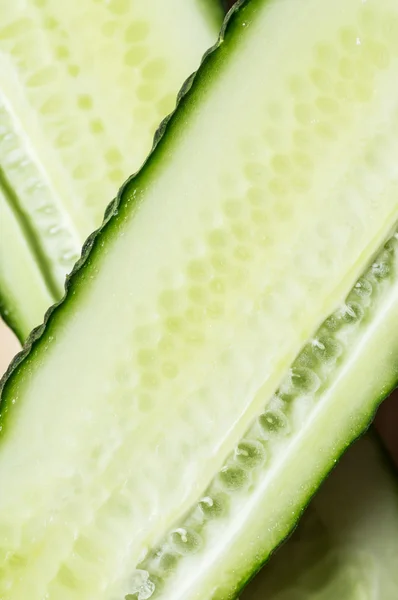 Corte os pedaços de pepino de perto — Fotografia de Stock