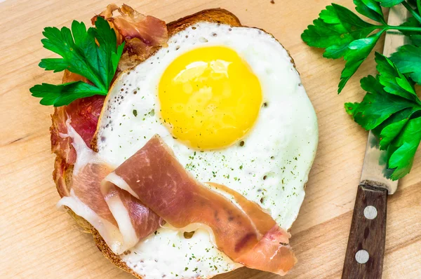 Sanduíche com ovo frito e bacon — Fotografia de Stock