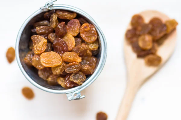 Des seaux avec des raisins secs sur la table — Photo