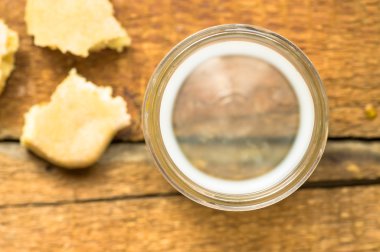 boş bir bardak süt