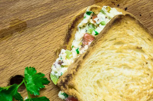 İki kızarmış tost ile omlet — Stok fotoğraf